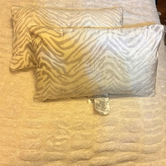💥2 For$12💥Threshold Minimalist Accent Pillows Gray & White Size 12” X 20” - Picture 1 of 5